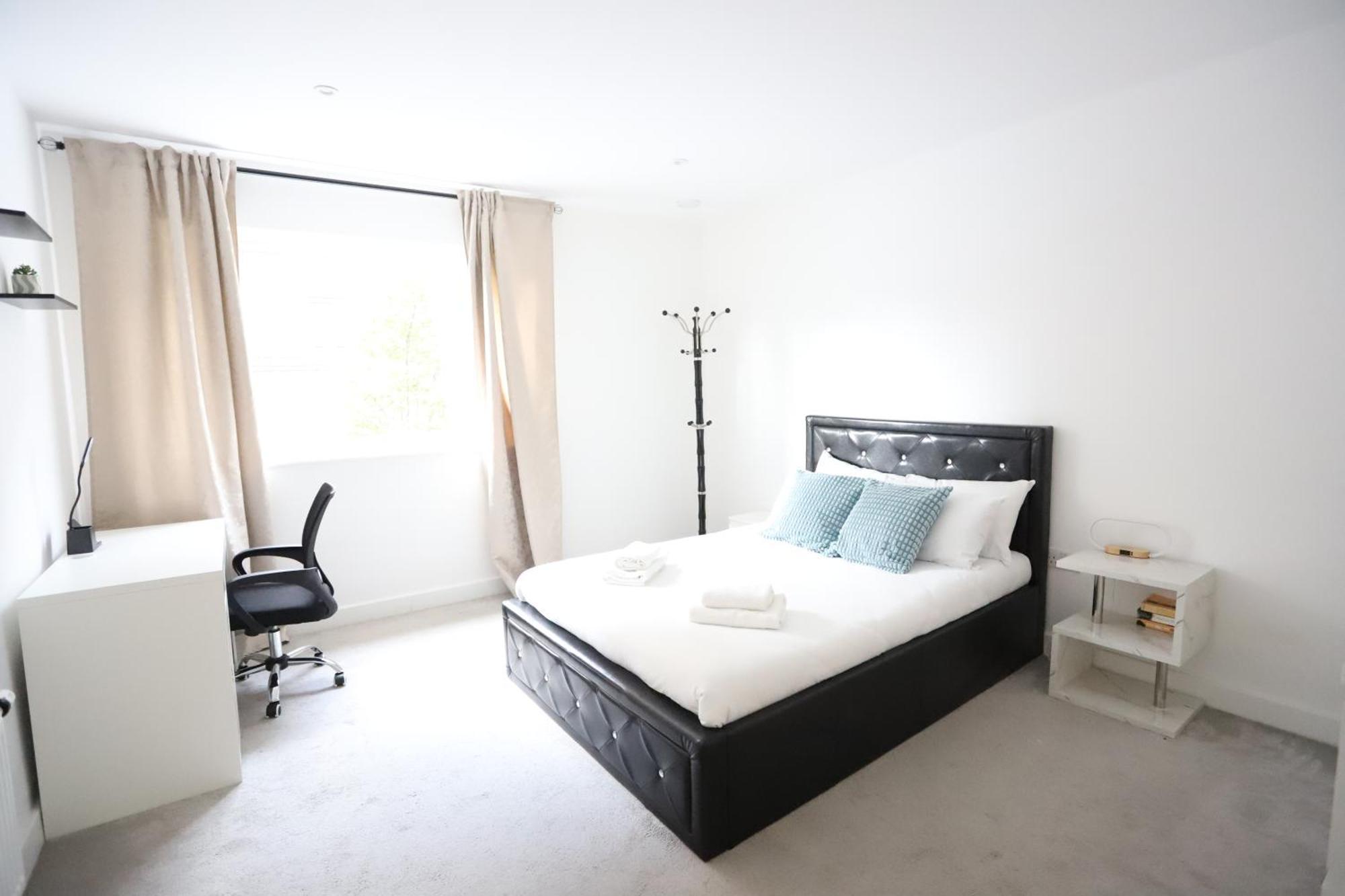 Spacious 3-Story Retreat With Rooftop Terrace And Modern Amenities Londres Exterior foto