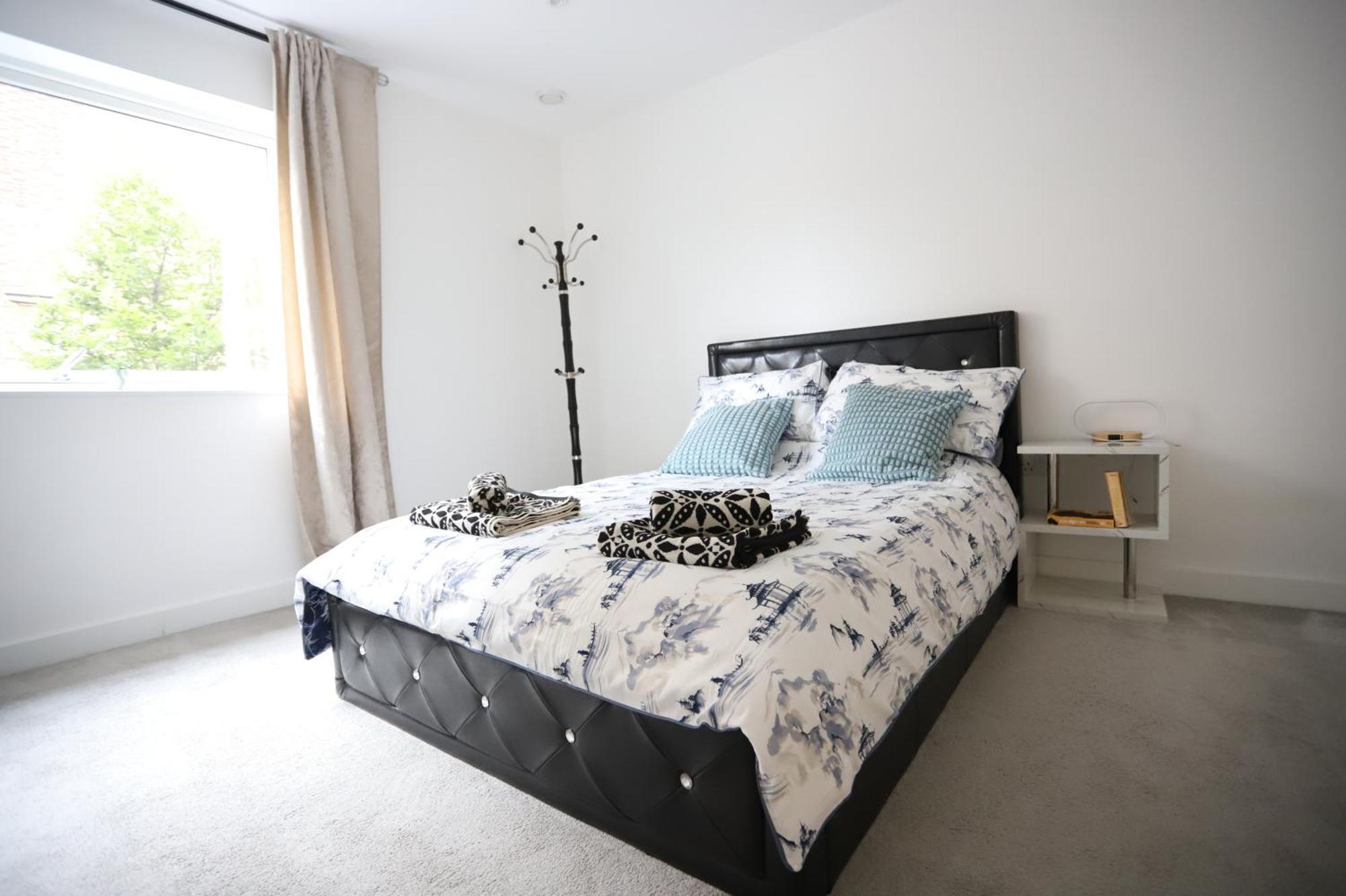 Spacious 3-Story Retreat With Rooftop Terrace And Modern Amenities Londres Exterior foto